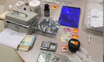 Droga sintetica nascosta nei pacchi postali: tre arresti dalla polizia