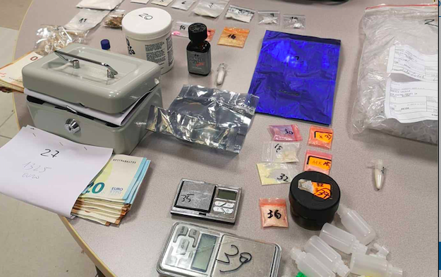 Droga sintetica nascosta nei pacchi postali: tre arresti dalla polizia