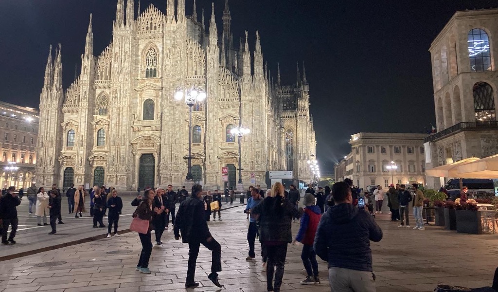 In piazza Duomo basta una fisarmonica e scatta la balera