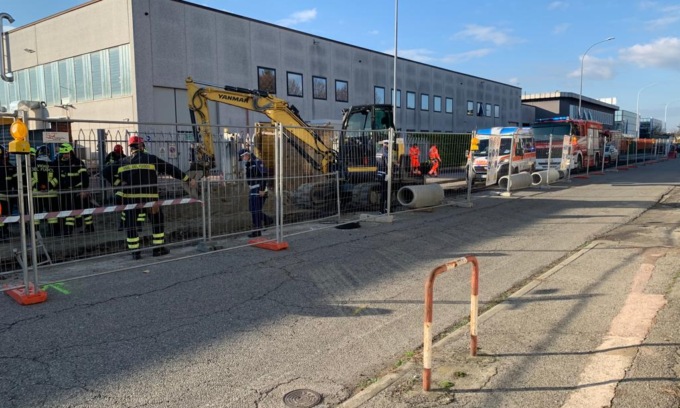 Incidente sul lavoro a Rodano muore un operaio travolto da terra e asfalto