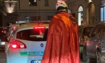In mezzo al traffico  (e in coda dietro ai vigili) spunta... Superman