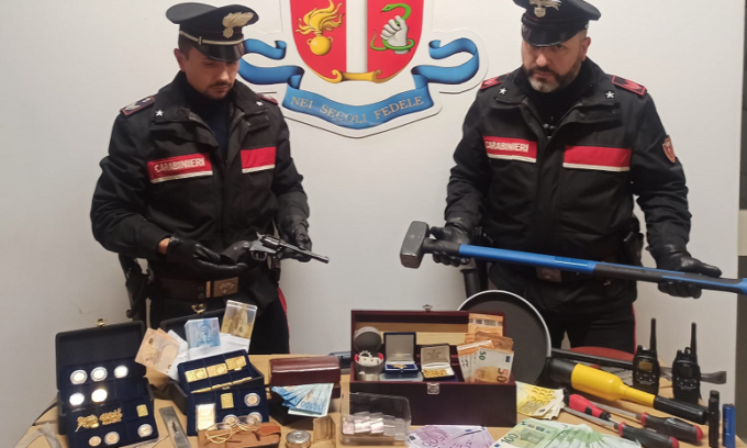 Beccato con una cassaforte rubata piena di gioielli e lingotti d’oro e argento