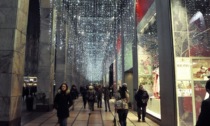 A Milano 30 chilometri di luci per Natale: vie illuminate dagli sponsor