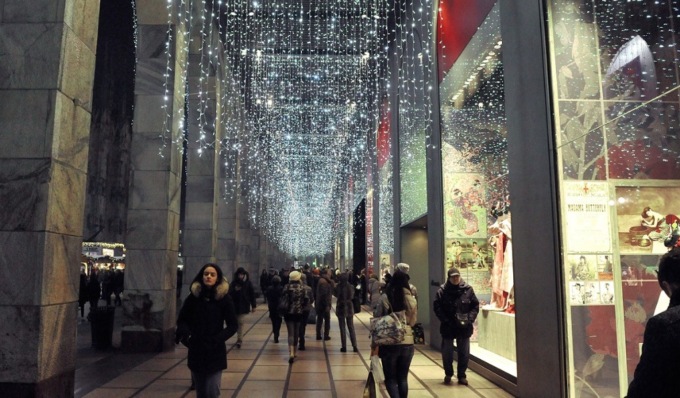 A Milano 30 chilometri di luci per Natale: vie illuminate dagli sponsor