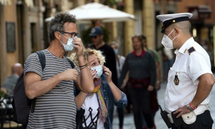 Il prefetto scrive ai sindaci: "Attenzione alta su uso mascherine anche all'aperto in caso di affollamenti"