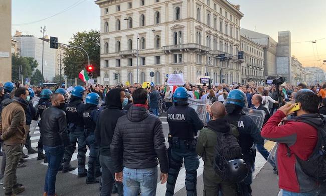 La protesta No Green pass si divide: tra proteste clandestine e sit-in all’Arco della Pace