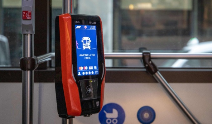 Finalmente il biglietto si potrà acquistare con la carta direttamente sul pullman, arriva il pagamento contactless