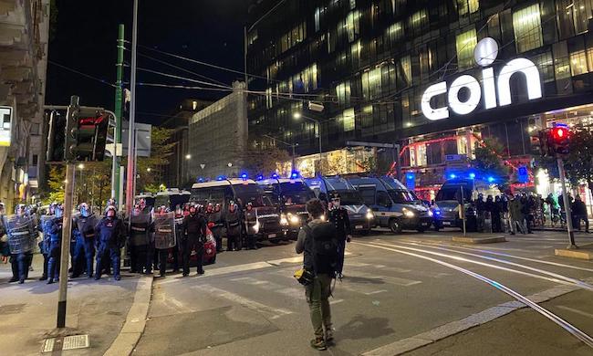 11 denunciati e 115 identificati dopo il 16° corteo No Green Pass