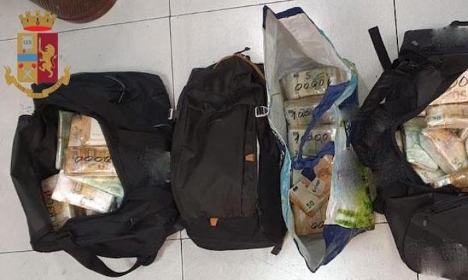 Trovati con 800mila euro in contanti: 2 arresti a Rozzano