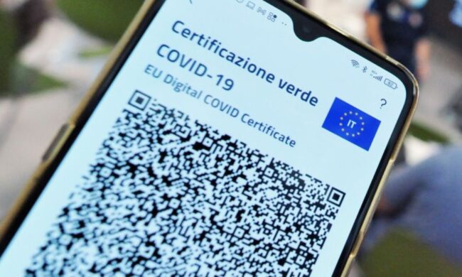 Compra un falso Green pass e tenta di prendere un volo a Linate ma viene subito scoperto