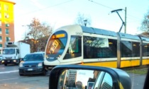 Tram contro auto: traffico paralizzato tra via Gonin e piazza Tirana