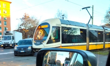 Tram contro auto: traffico paralizzato tra via Gonin e piazza Tirana
