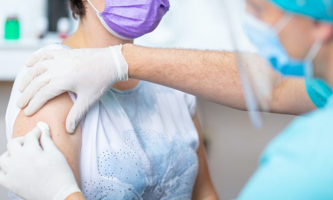 Terze dosi, in Lombardia aperte le prenotazioni per tutti gli over 18