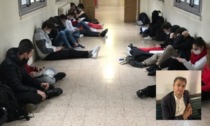 Studenti in gonna "antiviolenza", continua la protesta contro il prof che li ha allontanati