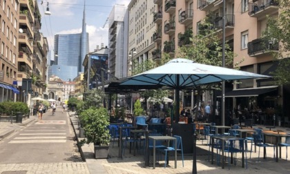 Stop ai dehors gratuiti a Milano, ma i tavolini sui marciapiedi non spariranno