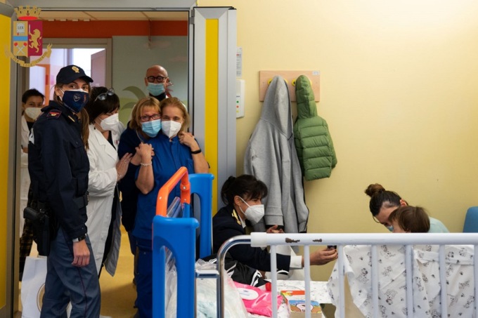 polizia Milano regali bambini ospedali