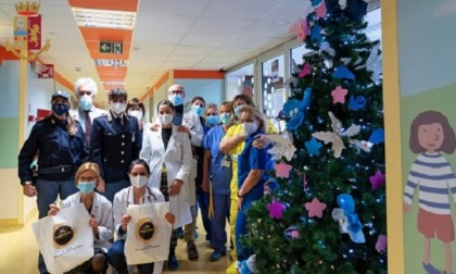 La polizia di Milano porta dolci e regali ai bambini ricoverati negli ospedali