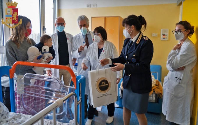 polizia Milano regali bambini ospedali