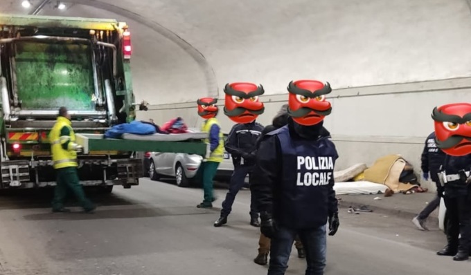 Sgomberati i tunnel in Centrale, buttati via materassi e coperte dei senzatetto