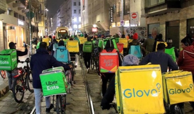 Glovo and co. accettano le regole, ma i rider: “Manca il salario minimo”