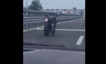 Moto in autostrada senza pilota a Milano: torna virale un video del 2017