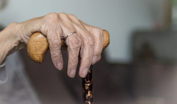 Strappò gli orecchini a un’anziana, che cadde e morì in ospedale: 37enne arrestato per rapina e omicidio
