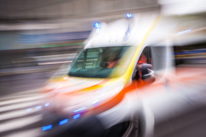 Malore alla guida, 70enne cade dalla moto e finisce sotto un’auto posteggiata
