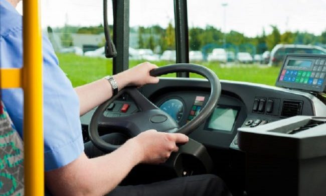 Brusca frenata sul bus: passeggeri a terra e un’anziana ferita al volto, ma l’autista non vuole fermarsi