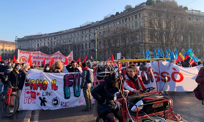 Sciopero, la manifestazione di Cgil e Uil è partita da piazza Castello
