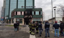 Incendio a Milano, filiale Unicredit distrutta dalle fiamme