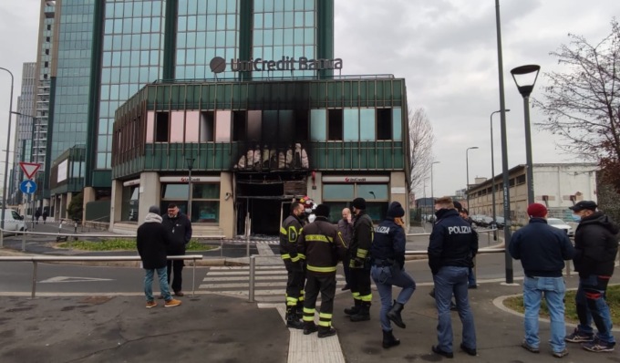 Incendio a Milano, filiale Unicredit distrutta dalle fiamme