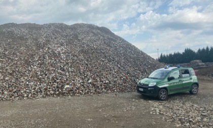 Rifiuti abusivi: 230mila metri cubi di materiale sequestrato dai Forestali, titolare dell'azienda denunciato
