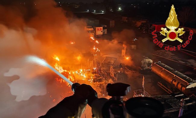 Violento incendio a Milano: 20 mezzi distrutti tra cui un’autocisterna