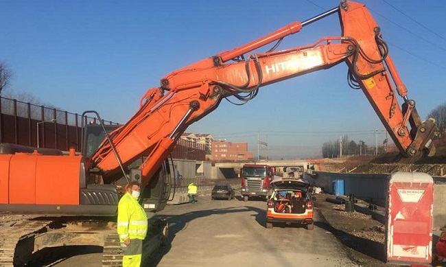Schiacciato da una benna in un cantiere: muore operaio 63enne
