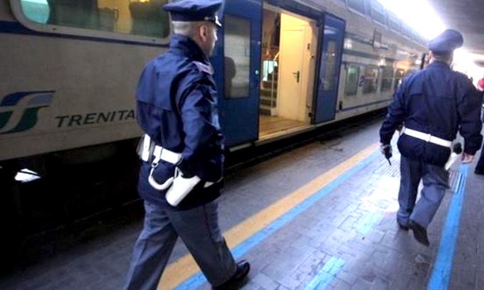 Tentano il furto sul treno: tre minori in manette, uno ha solo 14 anni
