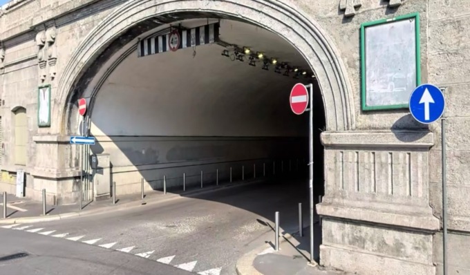 Sgomberato (di nuovo) il tunnel in Stazione Centrale ma per l’opposizione un “intervento spot” non basta