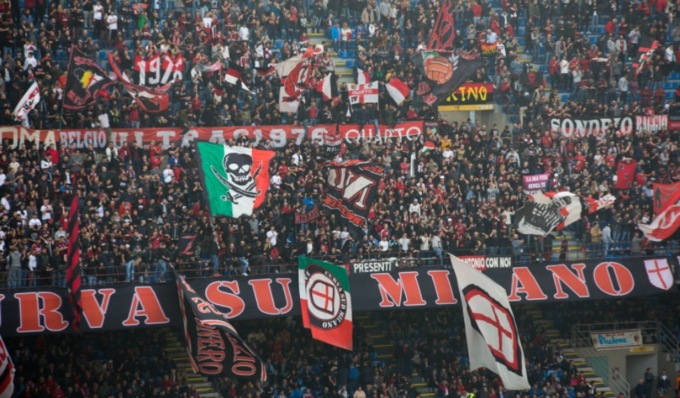 Lanciò petardi su famiglie e tifosi avversari durante Milan-Roma, scattano le manette per un 22enne