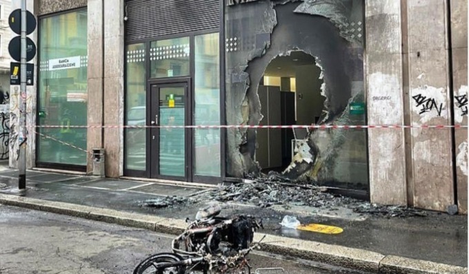 Il video della Banca San Paolo in fiamme a causa di una moto