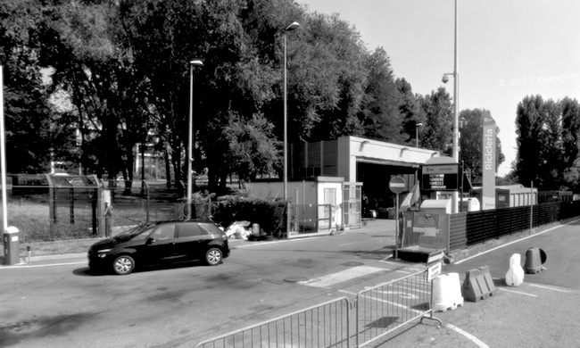Dito mozzato, perso mentre si intrufola in discarica: il “proprietario” manda l’amico a cercarlo