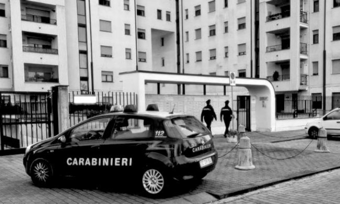 Genitori accoltellati dal figlio a Opera: è morto il padre