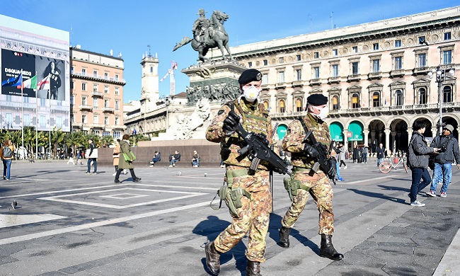 Agente aggredita a Milano perché chiede di mettere la mascherina. De Corato: “Ci vuole l’Esercito”