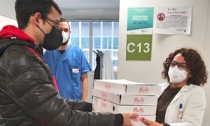 I ragazzi di PizzAut regalano pizze al centro vaccinale: insultati dai No vax