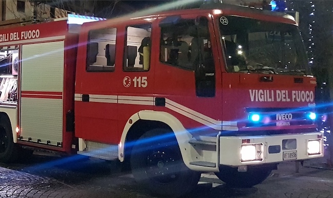Ruba da un’auto, le dà fuoco e resta sul posto a osservare la scena: arrestato