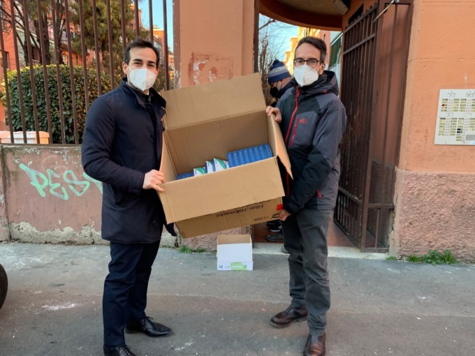 Al Giambellino e in Barona distribuzione di Ffp2 gratis nelle case popolari
