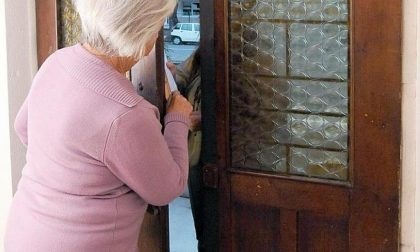 Truffe agli anziani: prima o poi doveva capitare l'acqua "contaminata da Covid"