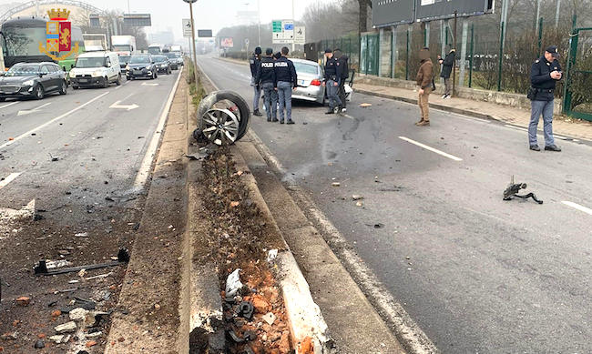 Scappano all’alt della Polizia e sfasciano l’auto nella fuga: 3 arresti