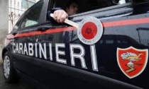 Dà in escandescenza e si scaraventa contro auto e Carabinieri: ricoverato e denunciato