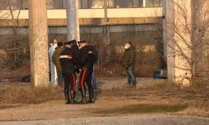 Tre musicisti girano un video in un capannone abbandonato e trovano un cadavere carbonizzato