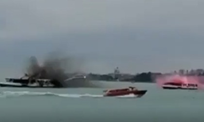 Il video dei tifosi del Milan che sparano fumogeni contro vaporetti e motoscafi