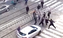 Il video della maxi rissa in via Petrella, zona Centrale: calci e botte in mezzo alla strada
